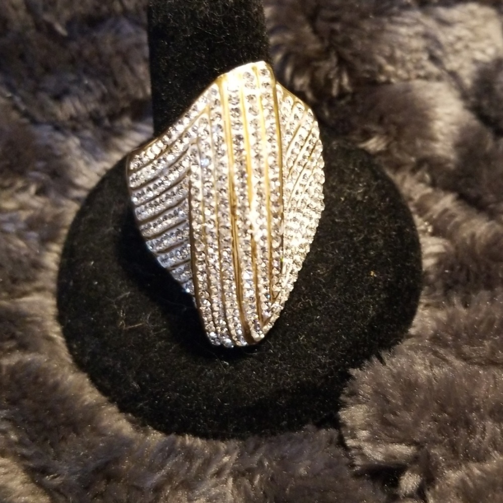 Glamorous dinner ring sz 9